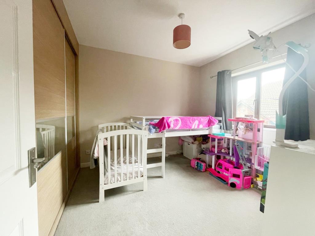 Lot: 4 - THREE-BEDROOM SEMI-DETACHED HOUSE FOR INVESTMENT - Bedroom two with fitted wardrobes